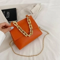 Minimalistische orangefarbene quadratische Umhängetasche mit dickem goldenem Kettengriff - Einfach Orange / Orange