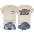 Detail van beige T-shirt met perziklogo en versleten denim shorts met onafgewerkte randen - S / Zand (Zwart Lettertype)