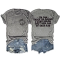 Vorder- und Rückansicht des grauen Slogan-T-Shirts mit abgenutzten Denim-Shorts - S / Dunkelgrau (Schwarze Schrift)