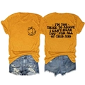 Platliggende set van oranje T-shirt met perzikafbeelding en gescheurde denim shorts - S / Mosterdgeel (Zwart Lettertype)