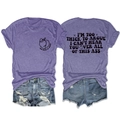 Flachliegendes lila T-Shirt mit Pfirsich-Logo und Jeansshorts im Distressed-Look - Lila (Schwarze Schrift)