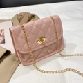 Bolso bandolera rosa claro acolchado con cadena dorada y cierre giratorio de metal - Rosa