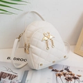 Mini-Rucksack in Creme mit Steppmuster, goldener Flamingo-Deko und Schultergurt - Weiß