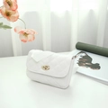 Borsa a tracolla bianca trapuntata con chiusura dorata e cinturino regolabile chic - Bianco
