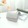 Borsa a tracolla trapuntata grigio chiaro con chiusura a scatto in metallo oro - Grigio