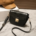 Bolso de hombro negro con patrón de cocodrilo y elegantes herrajes metálicos dorados - Negro
