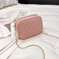 Elegante rosa gesteppte Kameratasche für Damen mit goldener Kette und PU-Leder-Finish - Rosa