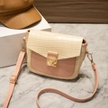 Bolso bandolera de piel de cocodrilo crema con detalles rosas y cierre dorado - Crema con rosa