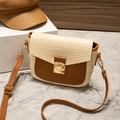 Bolso bandolera cuadrado con solapa de cocodrilo crema y base de cuero color marrón - Crema y Marrón