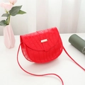 Sacoche selle rouge à motif crocodile avec boucle dorée et bandoulière fine - Rouge