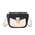 Bolso bandolera negro con textura de cocodrillo, solapa blanca y cierre metálico dorado - Negro y Blanco Roto