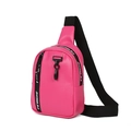 Bolso de pecho deportivo rosa con correas negras ajustables y letras blancas impresas - Rosa rojo