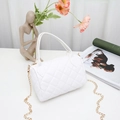 Borsa trapuntata bianca con tracolla a catena dorata e doppi manici in stile moderno - Bianco