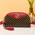 Elegante borsa a conchiglia rossa e marrone con motivo a trifoglio dorato e logo - Rosso