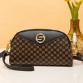 Borsa a tracolla a conchiglia in pelle nera con monogramma a quadrifoglio dorato - Nero