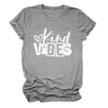 Detailopname van grijs katoenen T-shirt met witte Kind VIBES-print en hartgrafiek - S / Donkergrijs (Witte print)