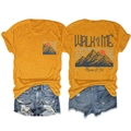 Detailansicht des Rückendrucks auf dem gelben T-Shirt mit Berg-Sonnenaufgang und Textmotiv - S / Senfgelb