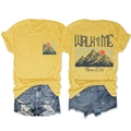 Vue à plat d'un T-shirt jaune à imprimé montagne et d'un short en jean déchiré - Jaune
