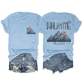Détail du t-shirt bleu clair avec motif montagne et short en jean vieilli en set - Rose bonbon