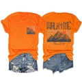 Détail du t-shirt orange à col rond avec motif montagne et short en jean bleu déchiré - Orange