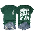 Vue détaillée avant et arrière d'un t-shirt vert foncé et d'un short en jean usé - Vert Rétro (Police Blanche)
