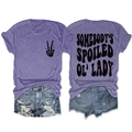 Vue à plat de l'avant et de l'arrière d'un t-shirt violet avec imprimé vintage ondulé - Violet (Police Noire)