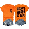 Vue avant et arrière d'un t-shirt orange avec imprimé graphique et short en jean bleu - Orange (Police Noire)