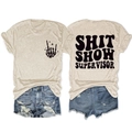 Havermoutkleurig T-shirt met Shit Show Supervisor opdruk en gescheurde denim shorts - S / Zand (Zwart Lettertype)
