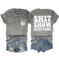 Voor- en achteraanzicht van grijs t-shirt met Shit Show Supervisor print en denim shorts - S / Donkergrijs (Witte Letters)