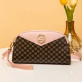 Borsa a conchiglia rosa e marrone con motivi a quadrifoglio dorati e logo circolare - Rosa