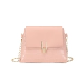 Borsa a tracolla rosa da donna con trama a coccodrillo e catena in metallo dorato - Rosa