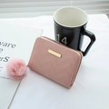 Cartera corta acolchada en rosa palo con un suave pompón y barra de metal - Rosa