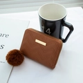 Cartera corta marrón acolchada con bordado de ondas y colgante de pompón - Marrón Oscuro