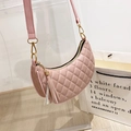 Sac hobo croissant rose matelassé avec bandoulière réglable et gland décoratif - Rose