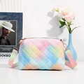 Borsa a tracolla trapuntata sfumatura arcobaleno con ampia tracolla in tela - Blu Tiffany