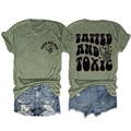 Olivgrünes Grafik-T-Shirt mit Tatted and Toxic Print und Skeletthand-Rockgeste-Motiv - Olivgrün (Schwarz Grafik)