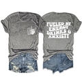 Dettaglio della maglietta grigia Fueled by Energy Drinks con pantaloncini di jeans - S / Grigio Scuro (Font Bianco)