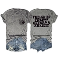 Dettaglio della t-shirt grigia vintage con scritta e pantaloncini di jeans blu strappati - S / Grigio Scuro (Carattere Nero)