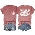 Détails avant et arrière du t-shirt avec le slogan Fueled by Energy Drinks & Anxiety - Or Rose (Police Blanche)
