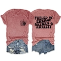 Ensemble t-shirt rose avec texte et short en jean déchiré présenté à plat sur blanc - Or Rose (Police Noire)