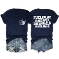 Détail de l'imprimé au dos du t-shirt bleu et du short en jean bleu délavé troué - Bleu Marine (Police Blanche)