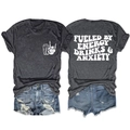 Gros plan du t-shirt gris anthracite avec l'imprimé Fueled by Energy Drinks & Anxiety - Gris Chiné (Police Blanche)