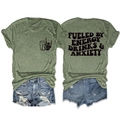 Détail d'un t-shirt vert avec motif de crâne et short en jean bleu délavé en ensemble - Vert Olive (Police Noire)