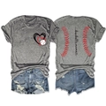 Plano detalle de camiseta Baseball Mama con gráfico de corazón y shorts vaqueros - S / Gris oscuro (Impresión negra)