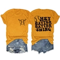 Detailansicht der gelben T-Shirt Rückseite mit Hey Batter Batter Swing Baseball Print - S / Senfgelb (Schwarz Grafik)