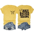 Vue détaillée du t-shirt de baseball jaune avec l'imprimé HEY BATTER BATTER SWING - Jaune (Motif noir)
