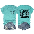 Détail du t-shirt de baseball sarcelle montrant le logo avant et le texte HEY BATTER BATTER SWING - Bleu Eau Profonde (Graphique Noir)