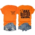Détail du t-shirt en coton orange avec motif baseball et slogan au dos du vêtement - Orange (Graphique Noir)