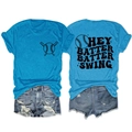 Vue à plat du t-shirt de baseball bleu ciel devant et derrière avec imprimé HEY BATTER BATTER SWING - Bleu Lac (Graphique Noir)