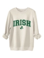 Detail des Irish-Kleeblatt-Drucks auf cremefarbenem Oversize-Damen-Sweatshirt - S / Sandfarben